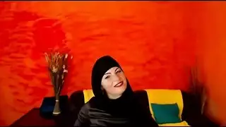 مراهقة محجبة مثيرة تستمني وتئن على كاميرا الويب