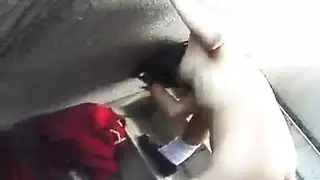 فتاة آسيوية تركع من أجل مص قضيب علني على السلالم