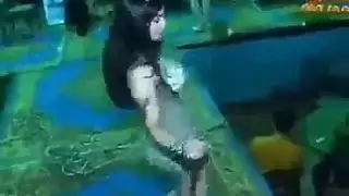 متجردة مغرية تطلق تعليقات فاحشة في فيلم للكبار