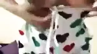 عاهرة كاميرا خليجية تُكشف وهي تظهر ثدييها الضخمين على بث مباشر