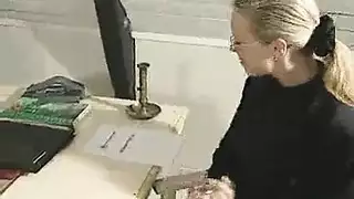 فتاة أوروبية تأخذ قضيبين وحمولة على وجهها