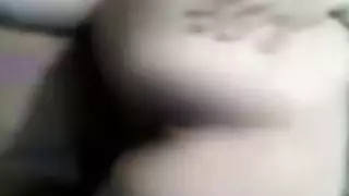 جلسة شرجية إباحية: ابنة الزوجة اللبنانية تمتلئ بالقذف