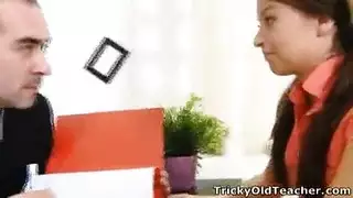 مدرس خاص يضاجع طالبة يائسة للنجاح الدراسي جلسة دراسة صريحة