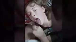 منظور أول: العاهرة تمص الزب وترضع مثل البنت المطيعة