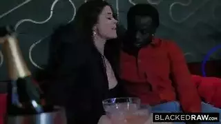 زنجي مثير لبنت محزنه يدمر كسها