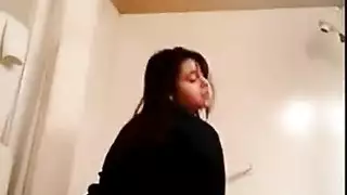 عاهرة مغرية تتباهى بكسها وطيزها المذهلين في مقطع بورن ساخن