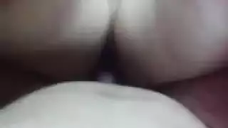 فتاة بعمر صغير جداً بتناك