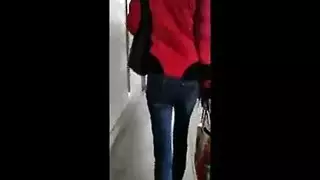 جميلة مجعدة الشعر ذات أثداء ضخمة تلمس كسها المشعر حتى تصرخ