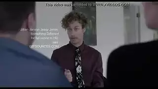 جيليان يانسون تئن بينما يمط القضيب الأسود كسها المشعر