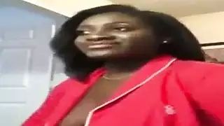 أجواء ممثلة إباحية: عارية ومثيرة في سراويل داخلية أمام المرآة