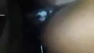 فتاة سمراء ذات شعر مجعد تمص وتضاجع قضيبين صلبين في ثلاثية جامحة