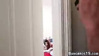 مراهقة مهووسة بالشرج تتوسل إلى صديقتها لممارسة الجنس معها في المؤخرة