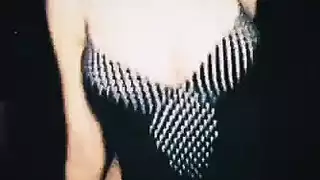 فتاة صغيرة وامرأة ناضجة ذات أثداء كبيرة في إباحية شرجية صعبة