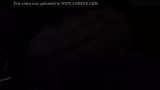 والدة في علاقة جنسية جماعية خام مع شابين عضليين صغيرين