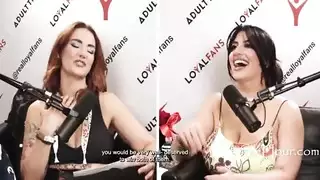 عارضة الأفلام الإباحية الحائزة على جوائز سارة عربي تظهر ثدييها المثاليين