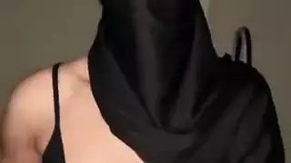 عادة سرية إباحية لمسلمة: فتاة محجبة تداعب فرجها المبلل