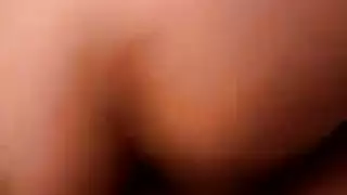 سأل عشيقة خادمة النزول على ركبتيها وحلق اللعنة عليها من الخلف