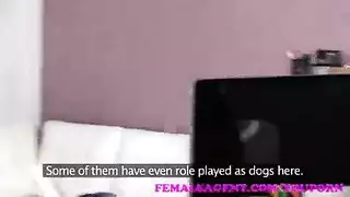 جاسوسة ذكية تتعرض للجماع وهي ترتدي نظارات سميكة