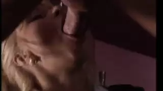 عاهرة الفندق تداعب العميل ثم تركبه بقضيبها في بورن إيطالي