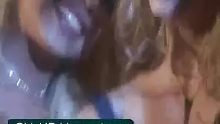 شقراء مثارة تحصل على تدليك حسي وتركب زبه