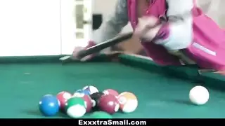 فوضى عائلية جنسية: بنات عم مثيرات وسيدة ناضجة مع ابنتها