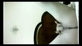 فعل استمناء صريح: فتاة مثيرة تلمس فرجها الضيق حتى ترتعش