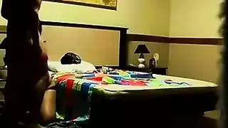 الرجل الوشم على وشك ممارسة الجنس مع أفضل صديقة صديق له، في حين أن صديقها يراقب