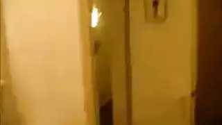 عاهرة عربية ضخمة تضاجعها رجلان أسودان في علاقة ثلاثية