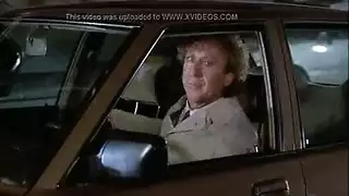 قضيب في فمين يفضي إلى جماع صريح على الأريكة مع فتاتين