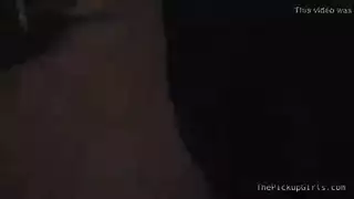 الفاتنة السمراء تؤدي مهمة مزدوجة: تختنق بقضيب كبير بينما تُضاجع بقوة