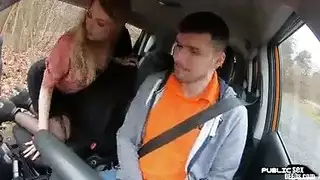 حراك خلف الكواليس الساخن: فنانات وعارضات في مشهد سكس صريح