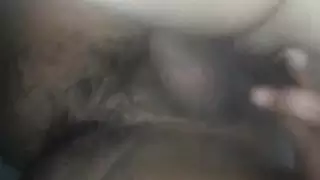 علاقة رباعية صريحة: مراهقة تمتلئ من قبل فحل مجهول ماهر