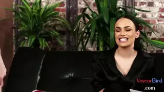 الإلهة السيدة ساسكيا في الحرير تستمتع وتسود صبيها الخاضع