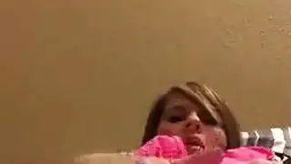 شقراء صغيرة تأخذ قضيبين كبيرين