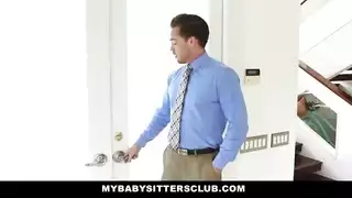 الزوج ينيك مربية الأطفال