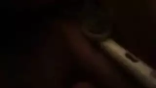 إصبع وقضيب حقيقي يلامسانها بينما الزوج يغطي كل بوصة