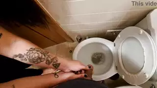 فرجها يقطر وهي تشاهد الأفلام الإباحية، ثم تأخذ قذفاً غزيراً