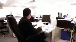 عاهرة مكتب بوجه حلو تأخذ جماع جماعي مع قذف داخلي