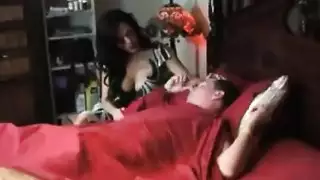 زوجة الأب تُقبض عليها وهي تتعمق في قضيب عارض أزياء تومي هيلفيغر في فضيحة غش