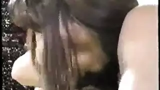  سيمون الصغيرة ترفع صوتها بينما تبلغ ذروتها بقوة في مشهد إباحي