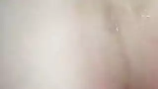 كتكوت مثيرة تشارك قبلة عميقة قبل مص قضيبين صلبين