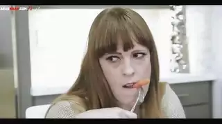 ابنة الزوجة الشقراء تتعرض لجماع عنيف من الأقارب