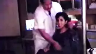 طبيب مثار يصور مرضاه عراة أثناء ممارسة الجنس في غرفة الفحص الإباحية