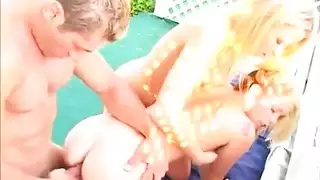 شابة هاوية تُملأ بالمني بعد جنس عنيف