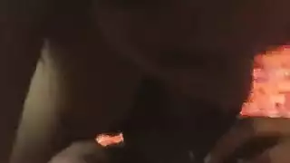 صبية عجوز مجعدون يتحملون إطالة شديدة