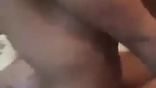 مراهقة ذات أثداء صغيرة مُربوطة وتُمارس الجنس الشرجي بخشونة