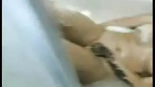 فتاة مثيرة ذات وشوم تحصل على إصبعية قاسية في مهبلها من رجل ناضج