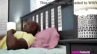 رجل كبير يلعب في بوس فتاة في العربة اثناء تحركة