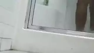 جاسوس يشاهد العاهرة تحلف خلال عرض مباشر عاري