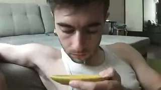 رجل وسيم هو سخيف امرأة سمراء في سن المراهقة في حوض الاستحمام، بينما هي تستمع إلى قلبها